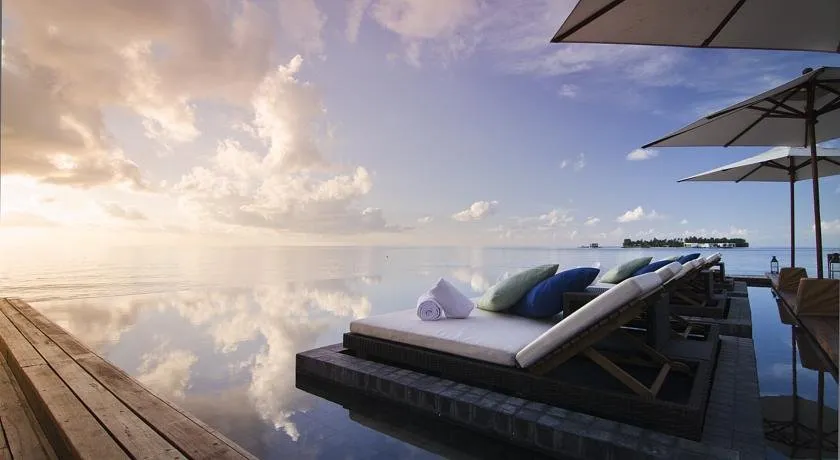 бескрайний инфинити бассейн отеля Jumeirah Dhevanafushi