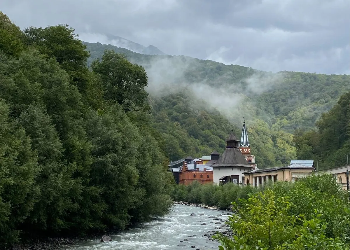 Старославянские домики на фоне гор