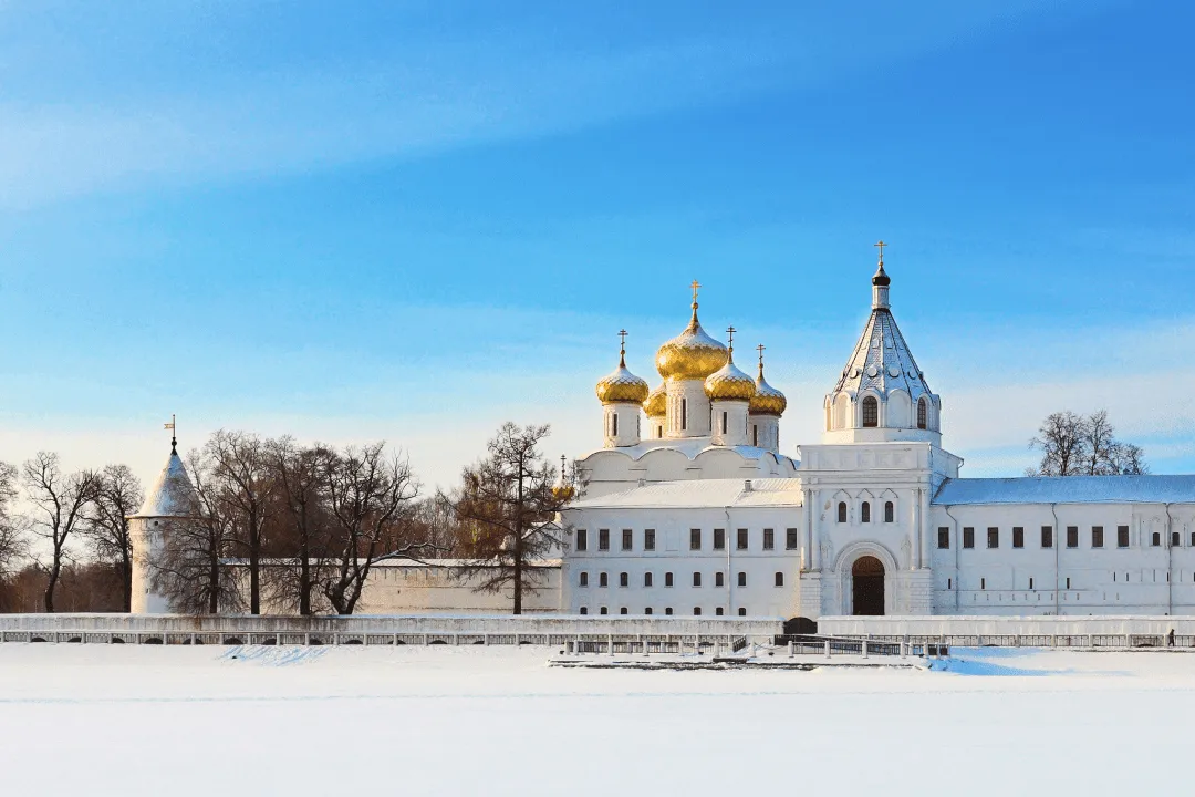 Русский храм около реки
