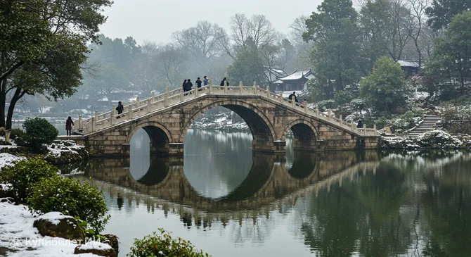 Остатки снега на Ломаном мосту
