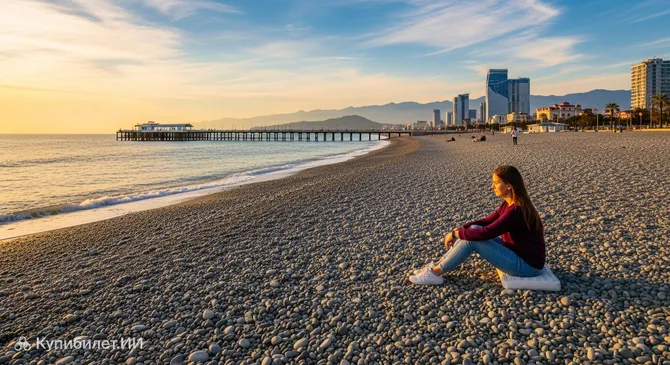 Пляж справа от пирса