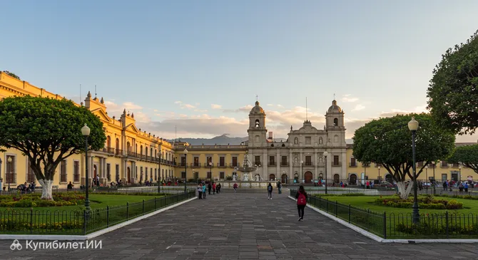 Площадь Конституции