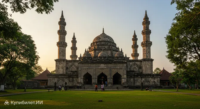 Старая Большая мечеть Таман Кота Мадиун