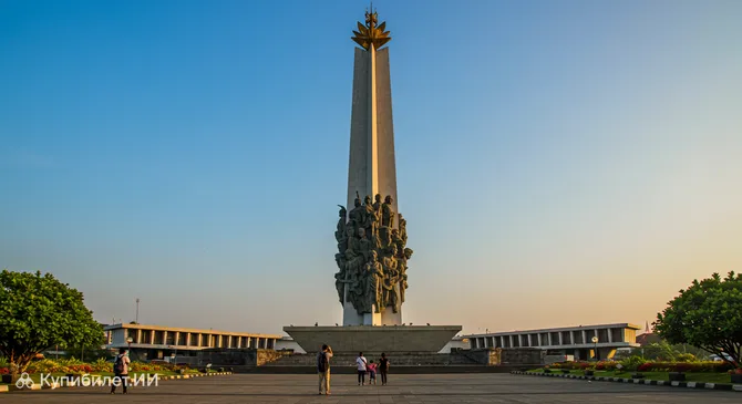 Монумент Героев и Музей 10 ноября