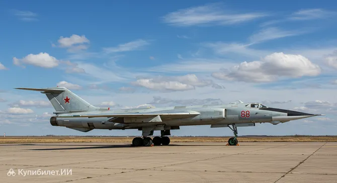 Памятник бомбардировщику Ту-16