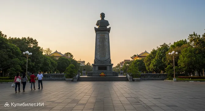 Памятник Тон Дык Тхангу